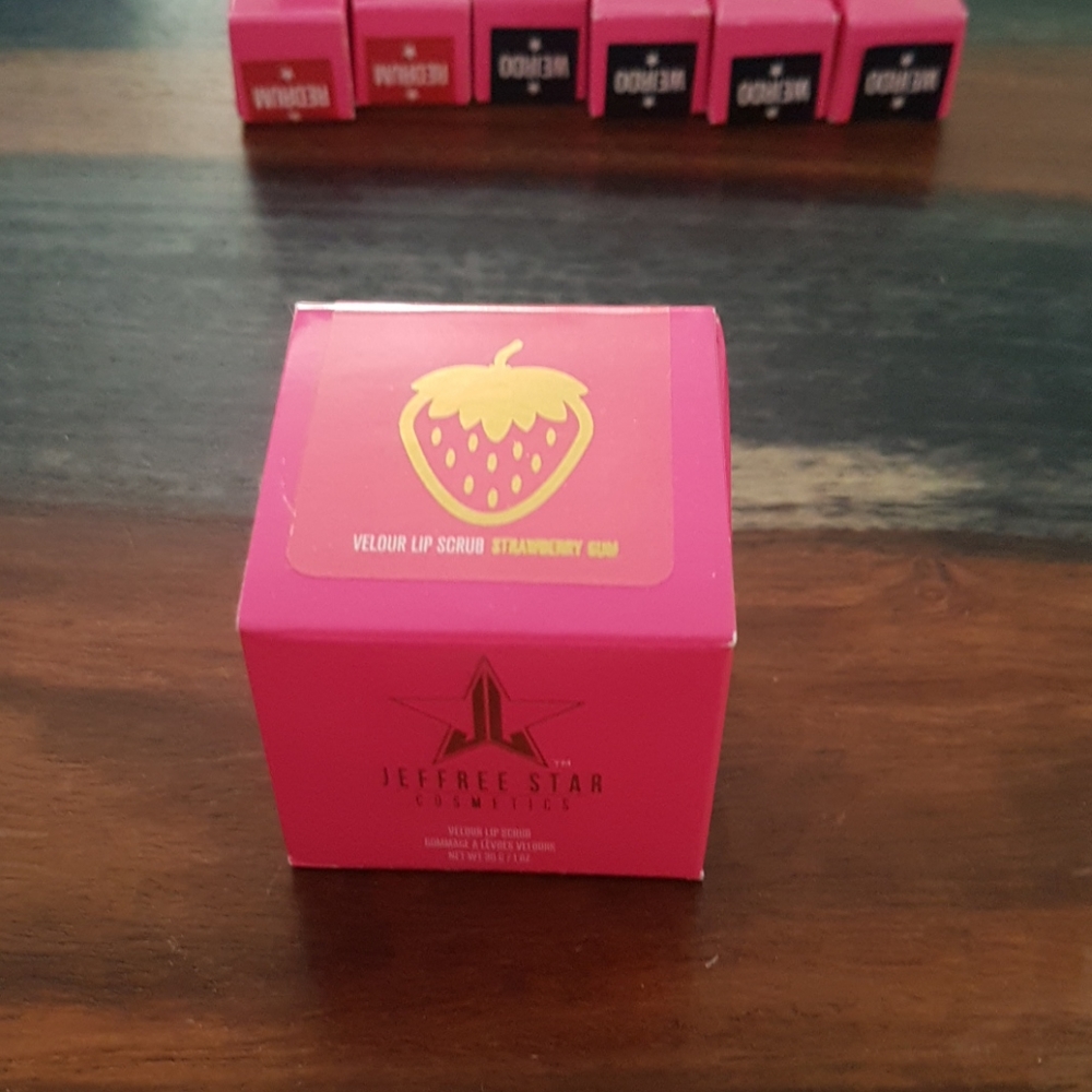 JEFFREE STAR STRAWBERRY GUM VELOUR LIP SCRUB